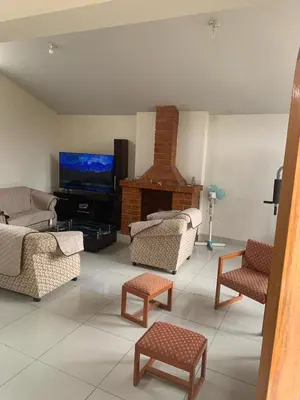a living room with couches and a tv and a fireplace at Apartamento cerca a lugares turísticos en Ica para 5 personas in Ica