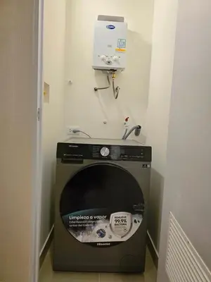 a washing machine in a corner of a room at Lujoso departamento y céntrico en Lima in Lima