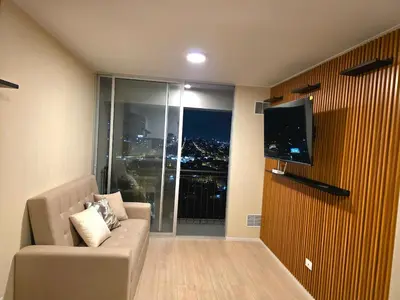 a living room with a couch and a flat screen tv at Lujoso departamento y céntrico en Lima in Lima