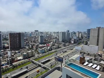 a view of a busy highway in a city at Lujoso departamento y céntrico en Lima in Lima