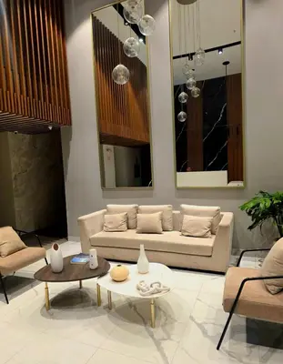 a living room with a couch and tables and mirrors at Lujoso departamento y céntrico en Lima in Lima