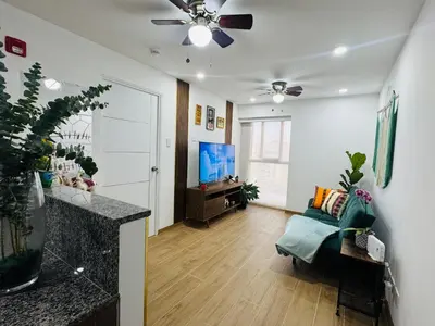 a living room with a couch and a flat screen tv at Apartamento moderno en Miraflores in Lima