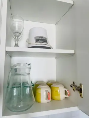 a shelf with a glass vase and a wine glass at Apartamento moderno en Miraflores in Lima