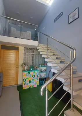 a spiral staircase in a house with a green carpet at La Casa de la Emperatriz in Ica