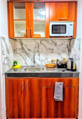 a kitchen with a sink and a microwave at Loft Rústico 03 en Valle Sagrado in Urubamba