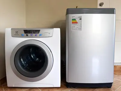 a white washing machine next to a refrigerator at Peruvian Apartments La Angostura in Ica