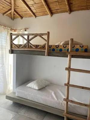 a bedroom with two bunk beds in a room at Refugio 55 Casa de Playa en Chincha, Frente al mar in Chincha Baja