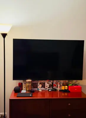 a flat screen tv sitting on top of a dresser at Kira House in Lima