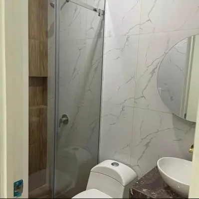 a bathroom with a shower and a toilet and a sink at Habitación privada con baño propio cerca de Paracas, Pisco in Pisco