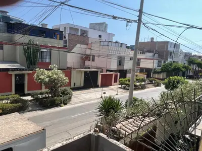 an empty street in a city with buildings at Departamento independiente en Santa Catalina in Lima