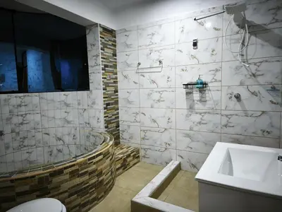 a bathroom with a sink and a bath tub at Huaqui House in Ayacucho