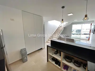 a room with a staircase and a stair case at Duplex Condominio Míkonos Asia in Asia