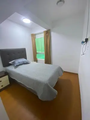 a small bedroom with a bed and a window at Hermoso apartamento de 3 habitaciones frente a parque en San Isidro in Lima