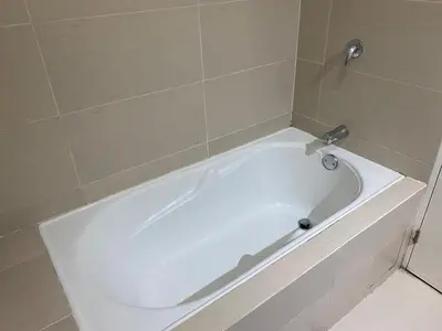 a white bath tub with a faucet in a bathroom at Hermoso apartamento de 3 habitaciones frente a parque en San Isidro in Lima