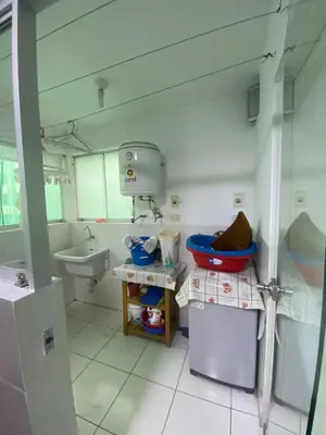 a small bathroom with a sink and a toilet at Hermoso apartamento de 3 habitaciones frente a parque en San Isidro in Lima