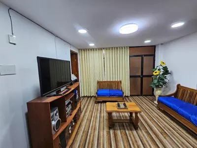 a living room with a tv and a couch at Munay Ayllu- Tu refugio familiar en Huánuco in Huánuco