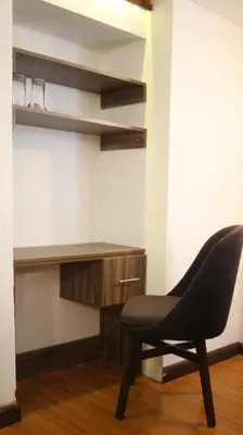 a black chair sitting in front of a desk at Acogedor Departamento Vitoque in Cusco