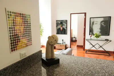 a living room with a sculpture on a counter at Diseño, Luz Natural y Jardín Privado en Loft in Lima