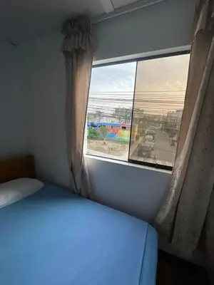 a bedroom with a bed and a window at HOSPEDAJE VISTA DEL SOl PARACAS in Paracas