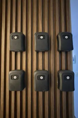 a wall with a bunch of computer speakers on it at Departamento Cerca al Aeropuerto Jorge Chavez in Lima