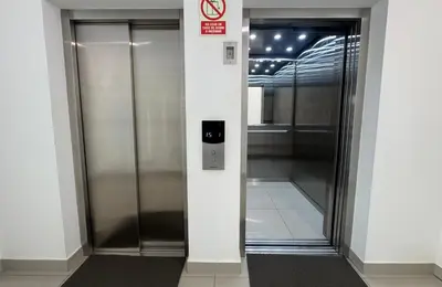 a elevator in a building with a no smoking sign at Departamento 2BR Santa Beatriz cerca al Circuito Mágico del Agua Céntrico in Lima