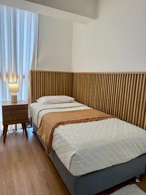 a bedroom with a large bed with a wooden headboard at Departamento 2BR Santa Beatriz cerca al Circuito Mágico del Agua Céntrico in Lima