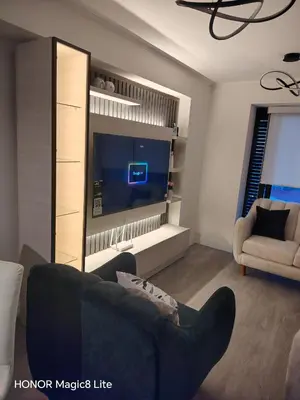 a living room with a couch and a tv at Departamento The Lead 509 con Piscina in Lima