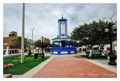 a blue clock tower in the middle of a park at Casa de playa en Cerro Azul con piscina privada in Cerro Azul