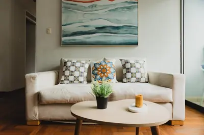 a living room with a couch and a table at Galvez 3 Dormitorios by Casa Miraflores - Wifi Washer Hot Water in Lima