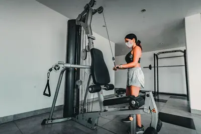 a woman in a face mask in a gym at Sarapampa punto Asia in Asia