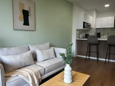 a living room with a couch and a vase on a table at Loft Bohemio a 1 cuadra de plaza Barranco in Lima