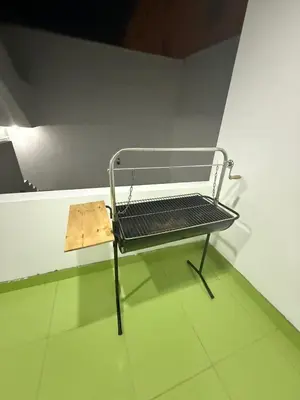 a metal bench in a room with a wooden table at Exclusivo departamento cerca al mar in Quebrada Seca
