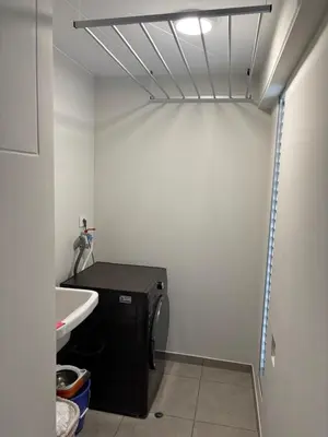 a bathroom with a toilet and a sink at Cómoda habitación con TV a 20 min del aeropuerto in Lima