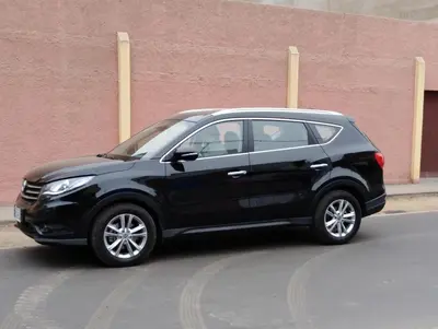 a black car parked in front of a building at Hospedaje de Lidia in Lima