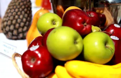 a bunch of apples and bananas in a basket at Hotel Gran Palma Huancayo in Huancayo