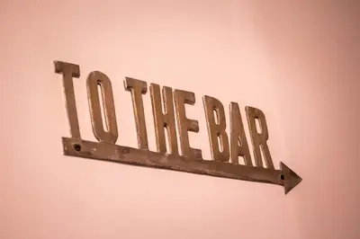 a metal sign that reads the bar on a wall at Waikiki Hostel in Lima