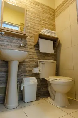 a bathroom with a toilet and a sink at Residencial Alfa Hotel in Lima
