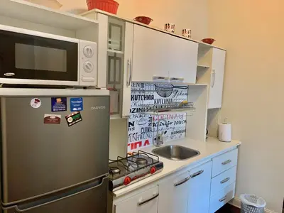 a kitchen with a refrigerator and a microwave at Lindos Apartamentos en San Isidro in Lima