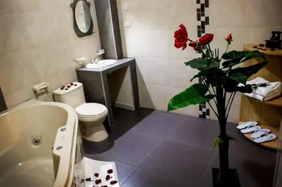 a bathroom with a tub and a toilet and a sink at Hotel Queen in Lima