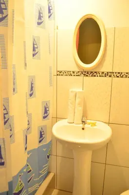 a bathroom with a sink and a mirror at Rosenverg B&B Tours in Lima
