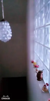 a room with a window and a pendant light at La Casa del Che Fernando in Lima