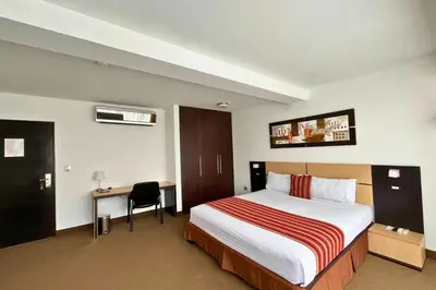a hotel room with a bed and a desk at Allpa Hotel & Suites in Lima