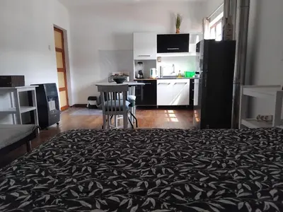 a room with a kitchen with a bed and a table at Studio in historic center Cusco in Cusco