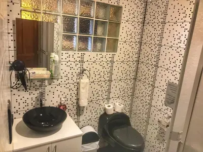 a bathroom with a black sink and a toilet at Apartamento en el centro Cusco Inlove in Cusco