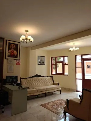 a living room with a couch and a table at Hotel Elizabeth Hoss in Sayán