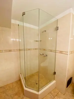 a shower with a glass door in a bathroom at Hotel Continental Lima in Lima