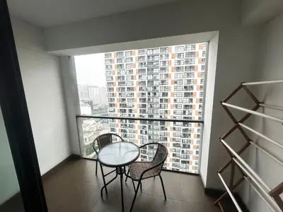 a table and chairs in a room with a large window at Apartamento dúplex exclusivo y céntrico in Lima