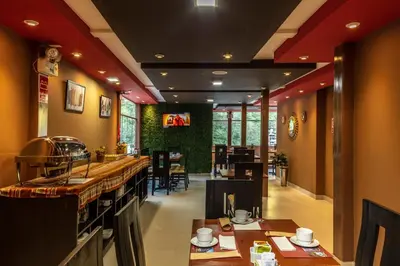 a restaurant with a bar with tables and chairs at Hotel Ferré Boulevard in Machu Picchu