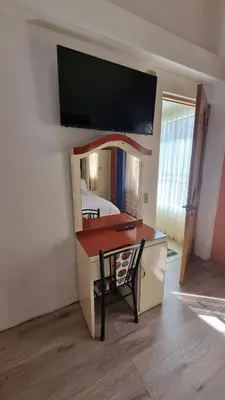 a desk in a room with a bed and a mirror at Ccapac Inka Ollanta Casa Museo in Ollantaytambo