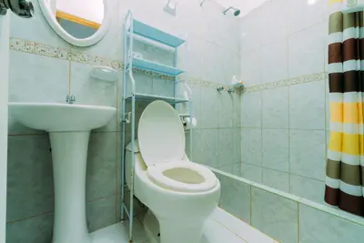 a bathroom with a toilet and a sink at Hospedaje Mary in Paracas